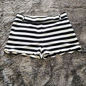 Scallop edge shorts